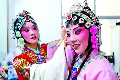 一曲三百年 老戏展新韵 一曲三百年 老戏展新韵