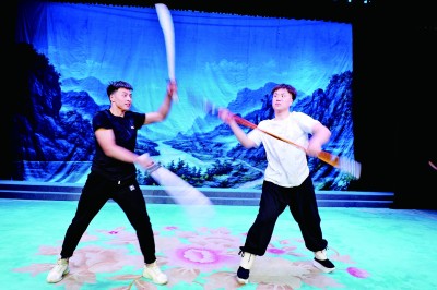 一曲三百年 老戏展新韵 一曲三百年 老戏展新韵